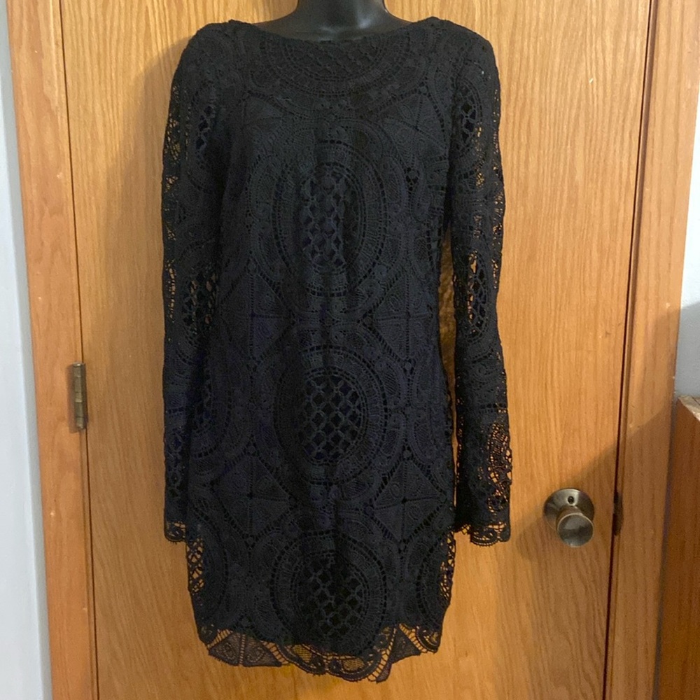 Alexia Admor black V line back lace mini, size S